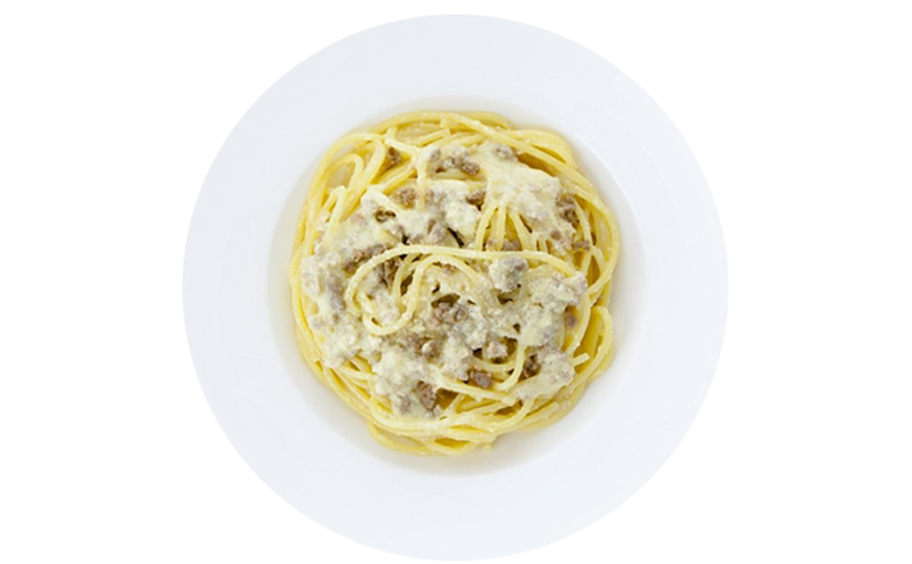 Спагетти с яичницей и колбасой